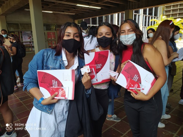 Estudiantes conocen campus de la Universidad