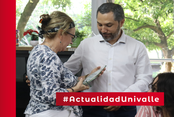 El grupo de investigaci&oacute;n UNIVEDUS rinde homenaje a la profesora Stella Valencia