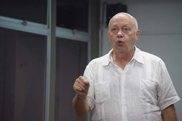 Visita profesor brasilero